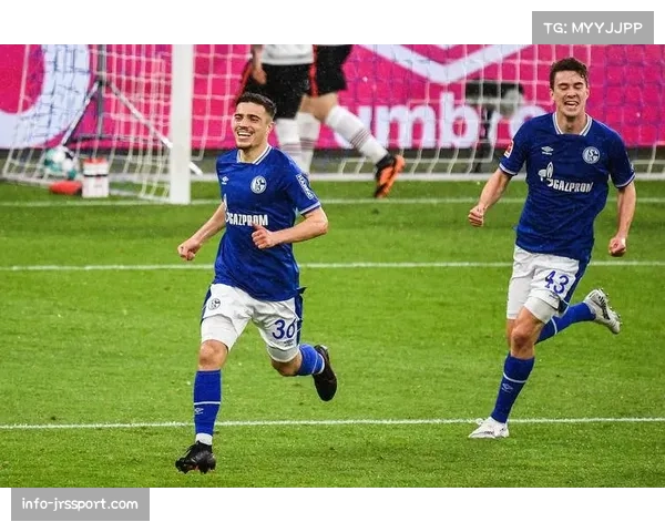 终场哨响，沙尔克04全队跪地庆祝，时隔一年重返德甲